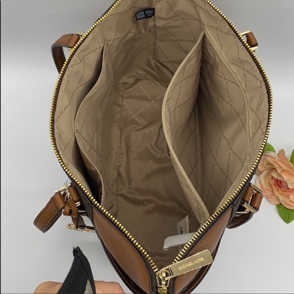MICHAEL KORS CHARLOTTE LG TZ TOTE BROWN SIGNATURE - Picture 6 of 13